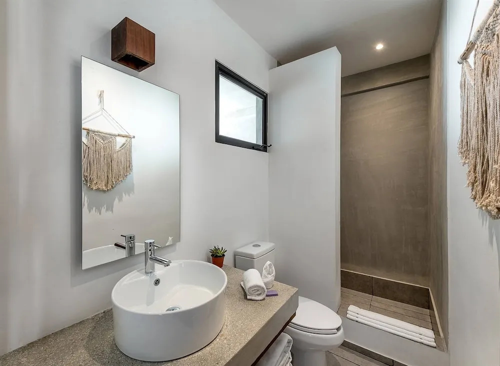 Unbeatable Located Spacious Loft With Amazing Roof