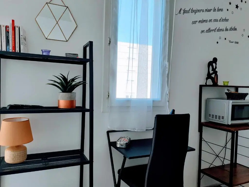 Studio 2 étoiles, wifi, proche commerces, A9, transports, plages