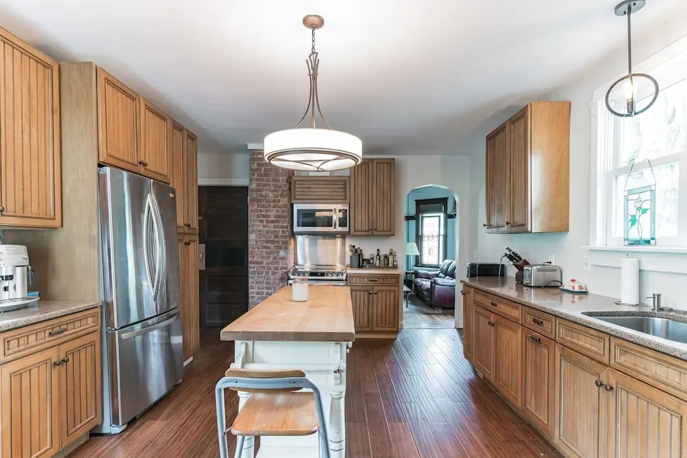 Spacious Victorian Home With Mountain Views And Lots Of Fun Extras!! 5 Bedroom Farmhouse by RedAwning