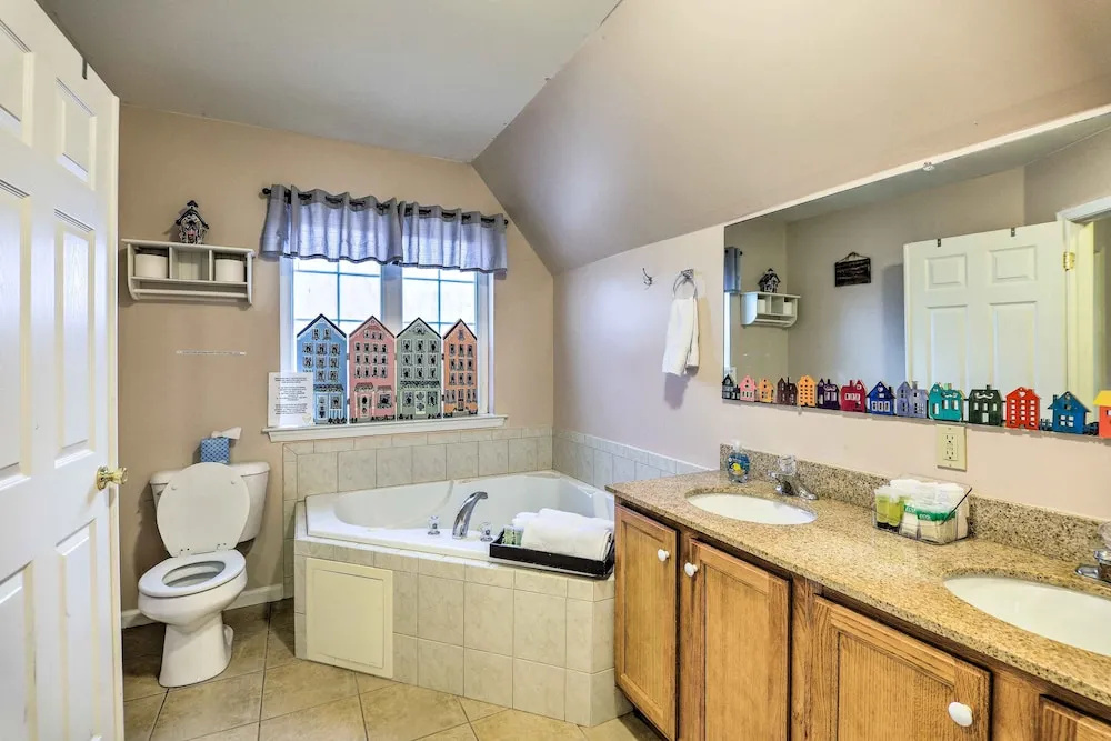 Hot Tub, Lake Access: Serene Albrightsville Home!
