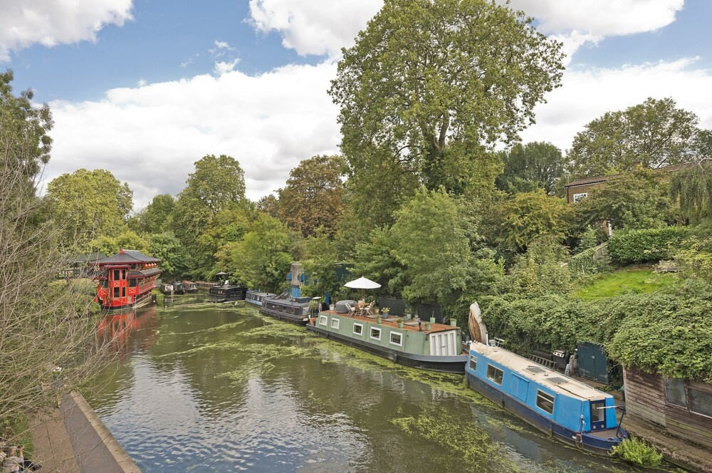 Spacious Studio Suite Near Regents Park