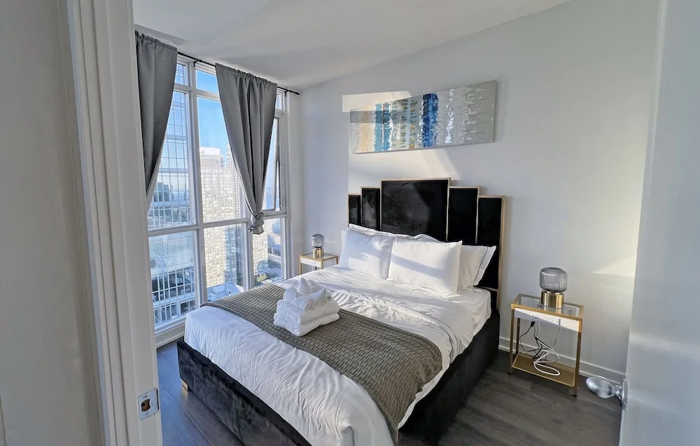 Rhenie-Downtown Toronto Suites