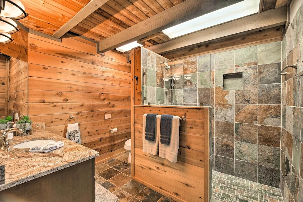 9 Mi to Sugar Mountain: Stunning Cabin w/ Views