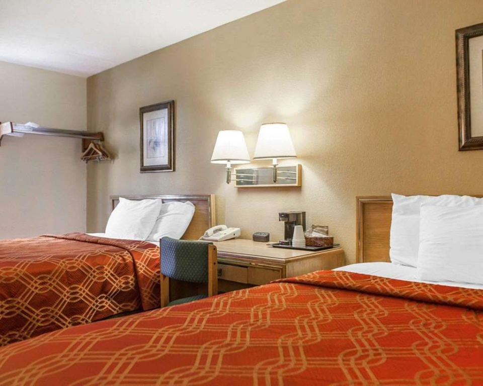 Econo Lodge Inn & Suites Davenport Area