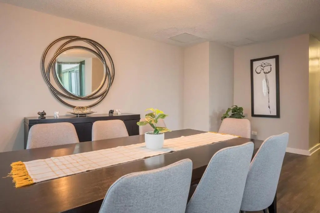 3BR 2BA Captivating Penthouse with Views Pool & Gym