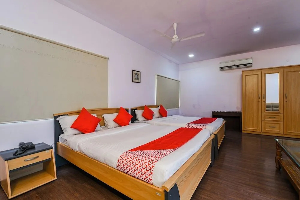 Oyo 16633 Green City Club House