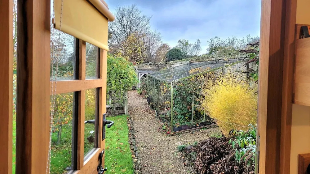 Plank Bridge Shepherds Hut in Orchard - Peaceful Escape for Two