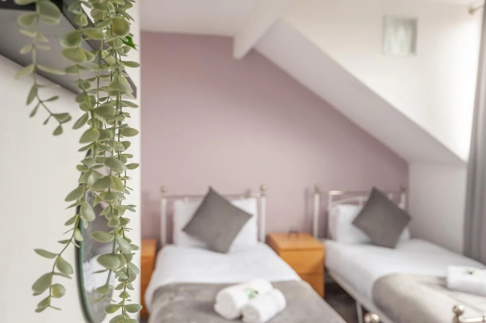 Leeds 4-bed House - Sleeps 9, Free Parking & Wifi