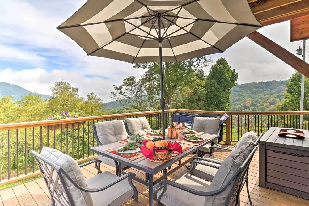 Stunning Mountain Views: Hot Springs Hideaway!