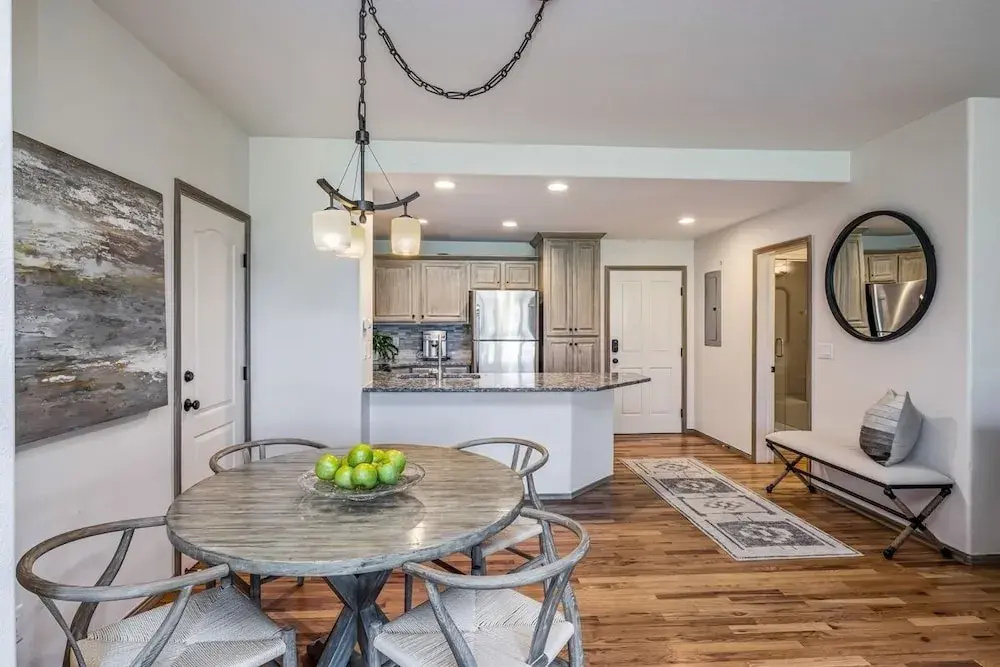 Stunning Renovated 2 Bedroom in Arrowhead Village! Studio Condo