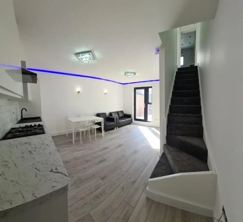 Apartment - Sleeps up to 5 & On-street Parking