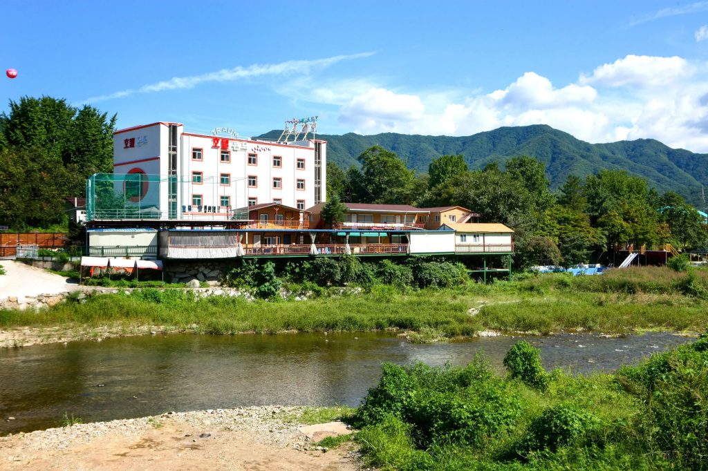 Traum Hotel & Condo