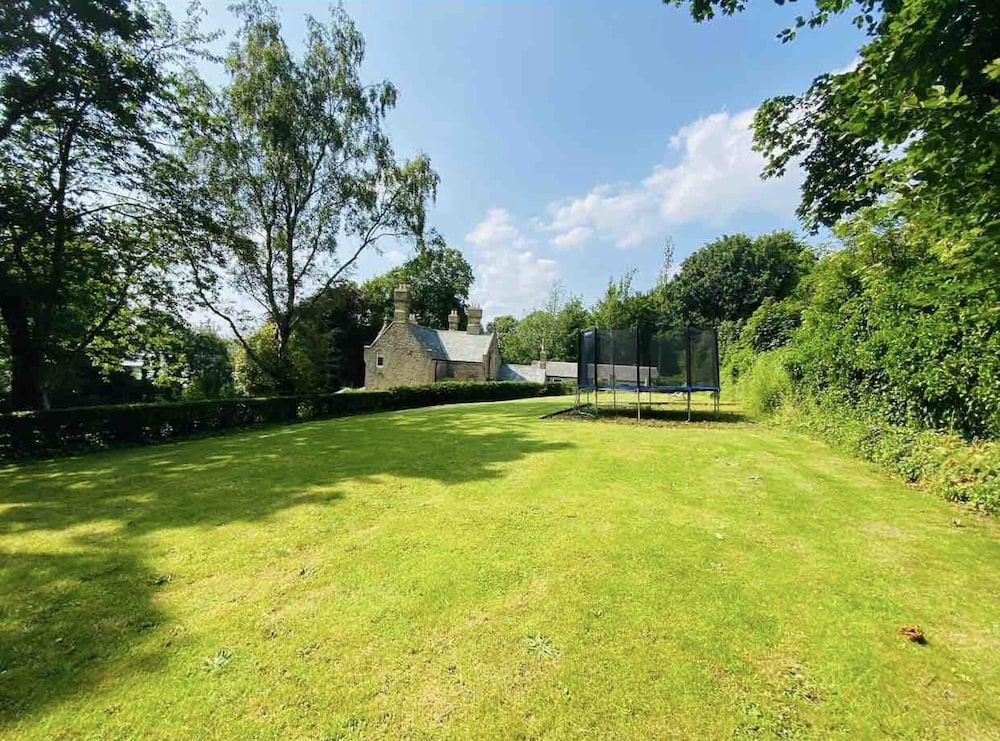 Exclusive 4-bed House 10 Minutes From Newcastle