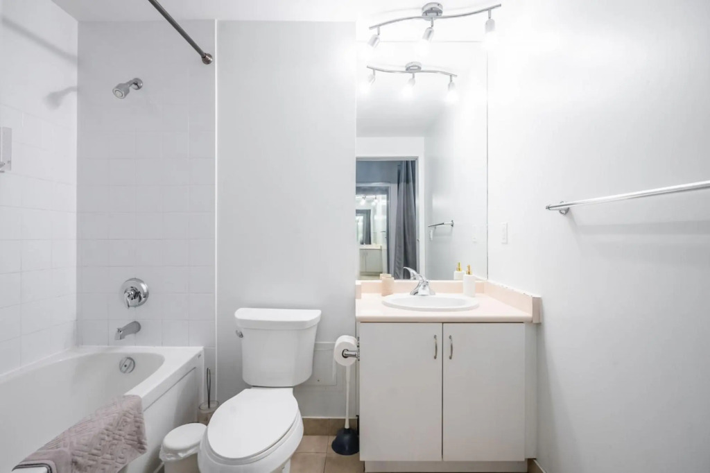 Modern Bright 1Br+Den Unit Downtown