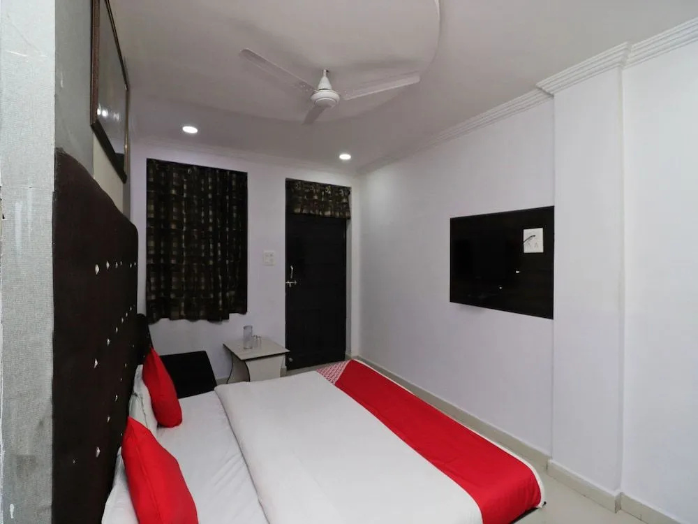OYO 43850 Hotel Mn Galaxy