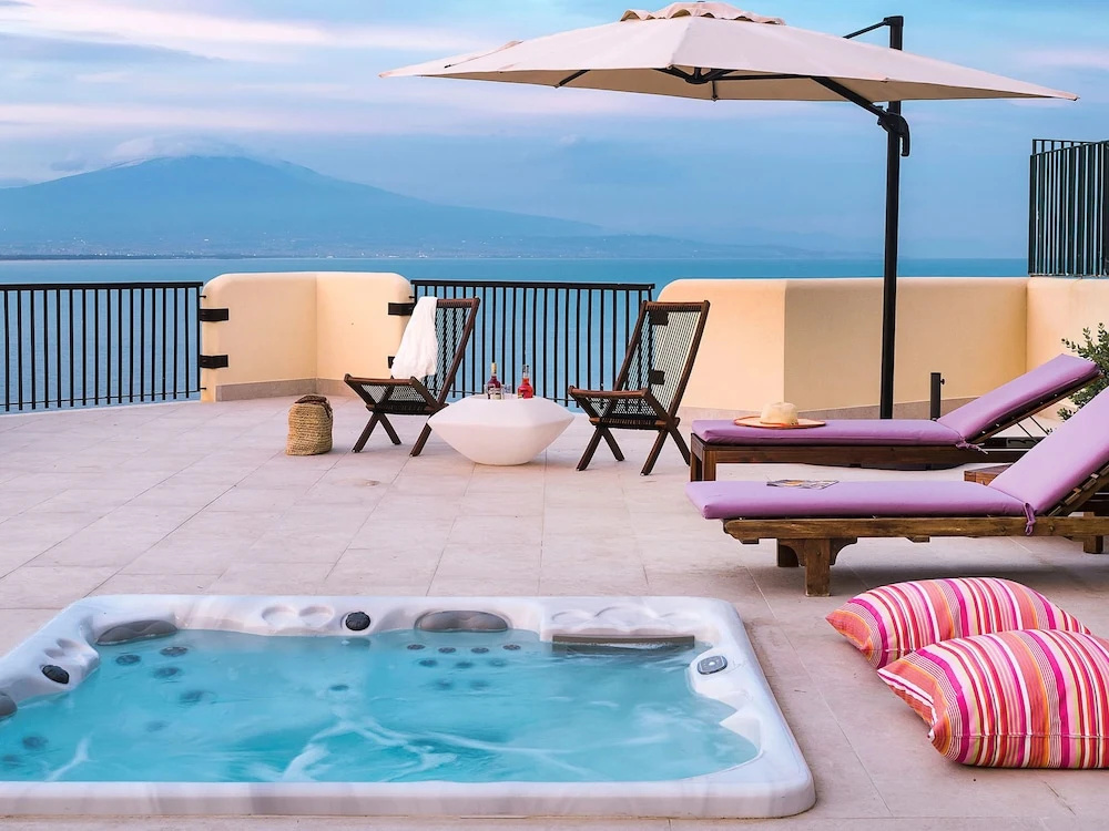 Gorgeous Villa With Whirlpool Bath and Breathless View, Near the Sea