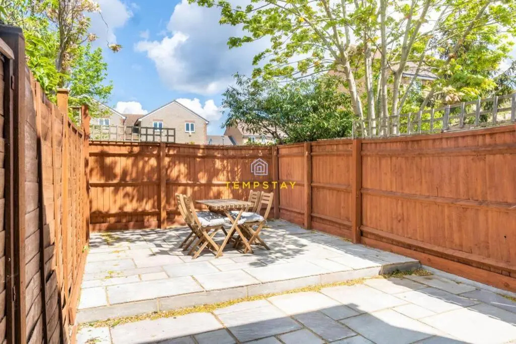 Cosy 2 Bed & Free Parking. Near Heathrow/Pinewood