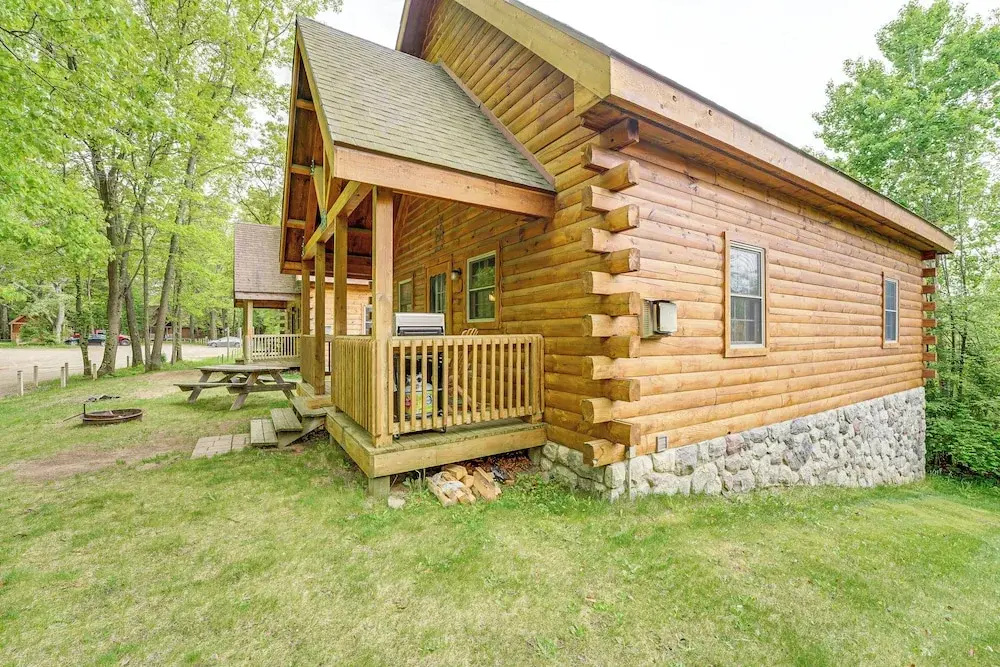 Fire Pit & Porch: Warm & Woodsy Rothbury Escape!