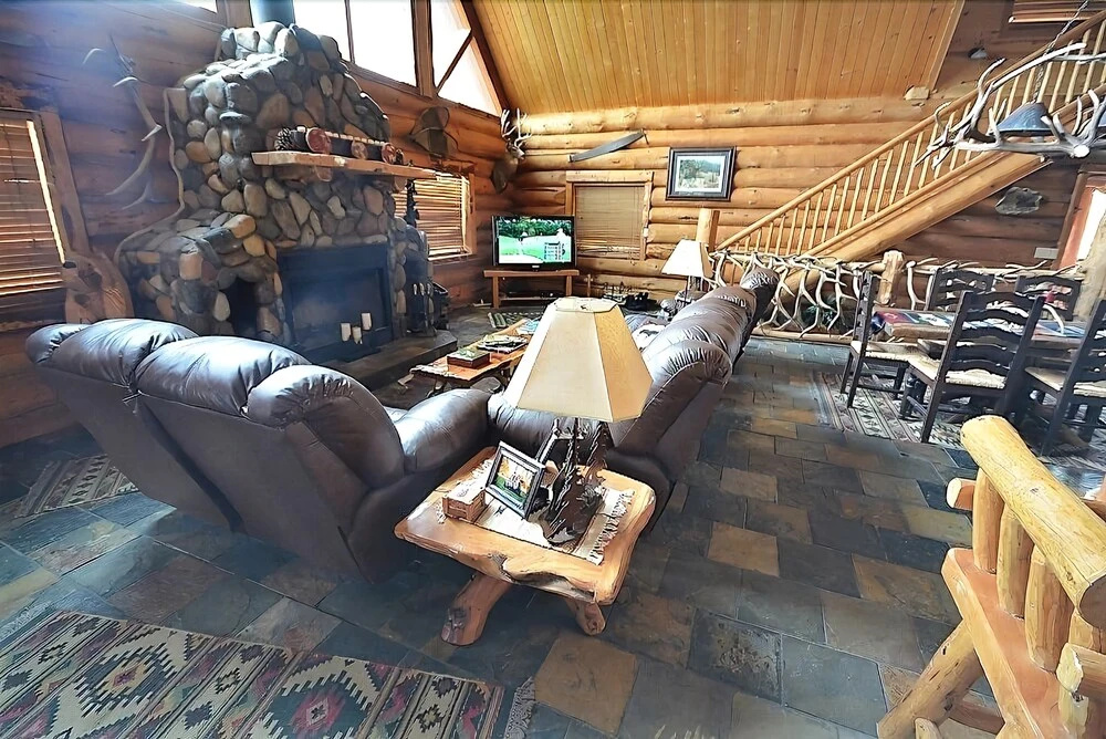 High Lonesome - Three Bedroom Cabin