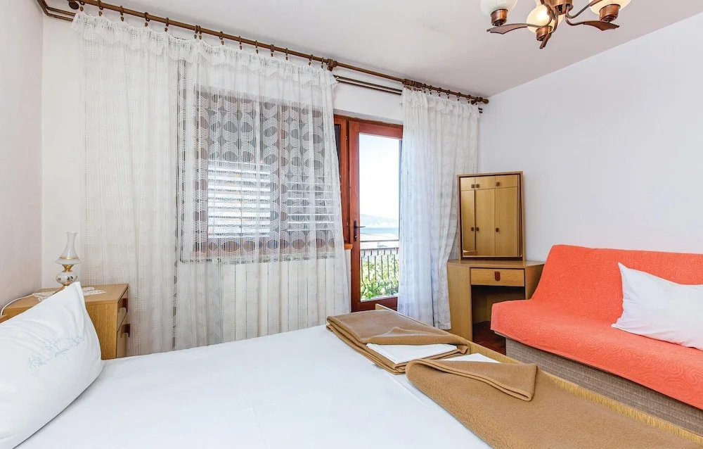 Amazing apartment in Novi Vinodolski w/ 3 Bedrooms