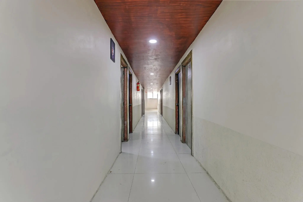 SPOT ON 71878 Hotel Shri Sai