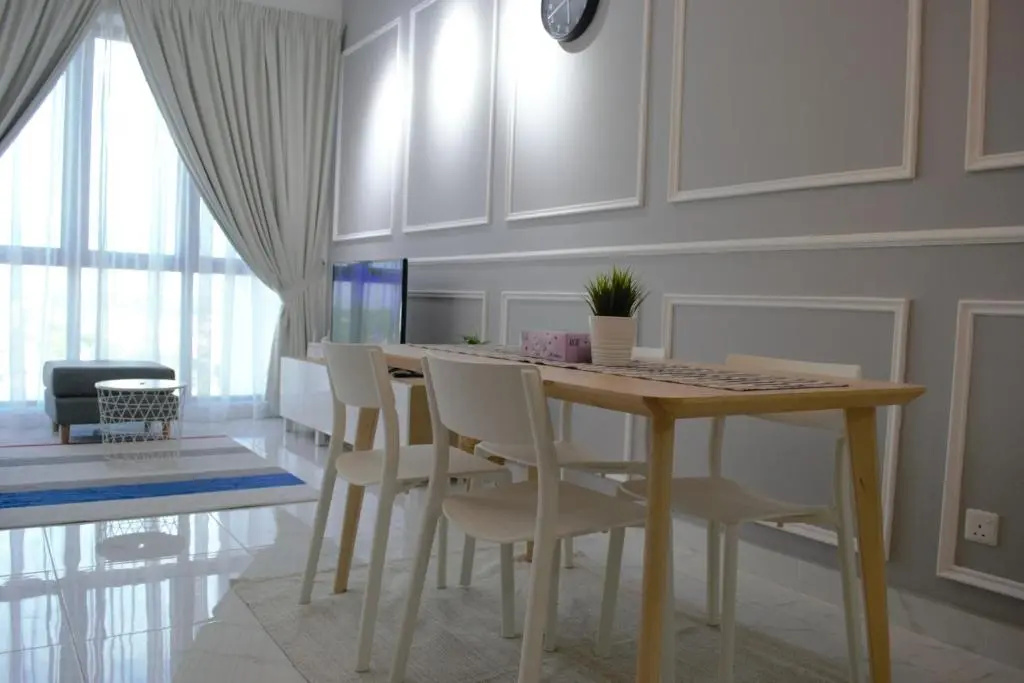 Zulanie Suite Troika Residence, SPACIOUS AND COZY WITH POOL, Free Wifi & Netflix in Golden Triangle of Kota Bharu