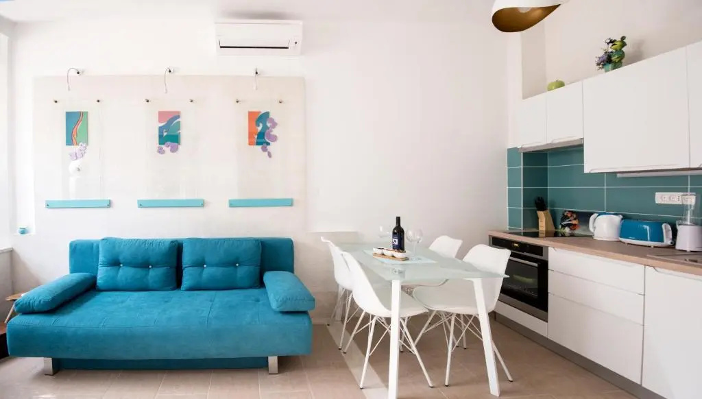 IBIS Your Cosy Oasis With Private Parking and Patio