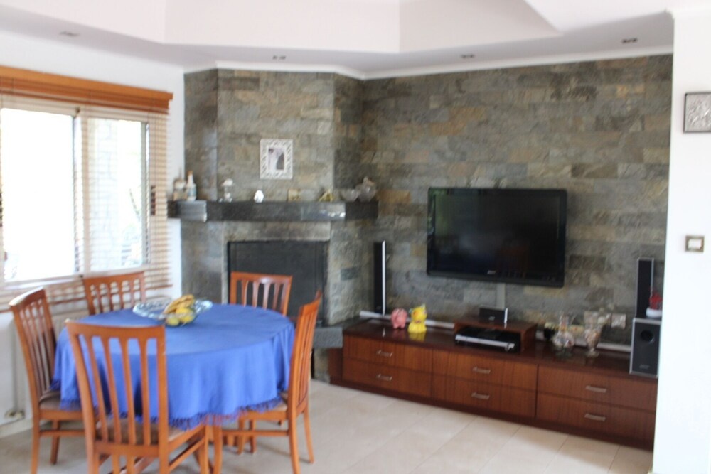 Immaculate 3-bed House in Pentakomo