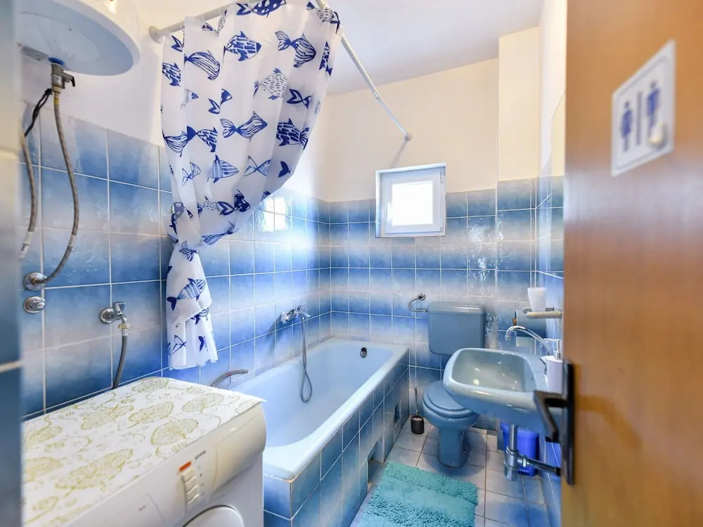 Lovely Holiday House with Private Pool, Charming Open Kitchen, 3km From Old Town