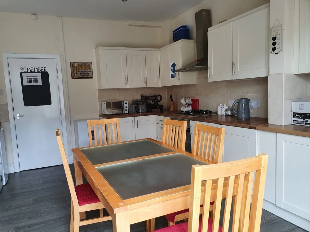 Very Large House Sleeps 12 People 8 Mins From City