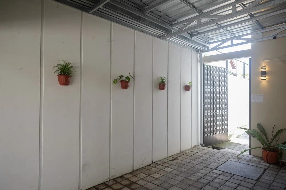 RedDoorz Plus near RS JIH Solo