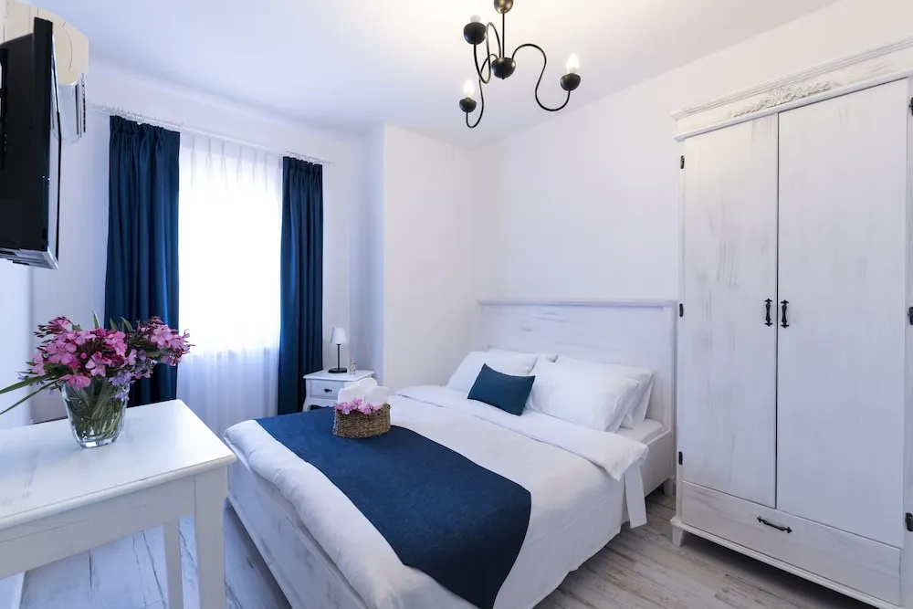 Delos Hotel