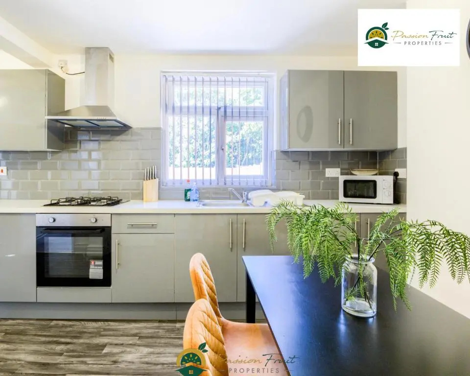3 Bedroom Coventry House By Passionfruitproperties with Free Wi-fi, Large Garden and Driveway - 52NRC