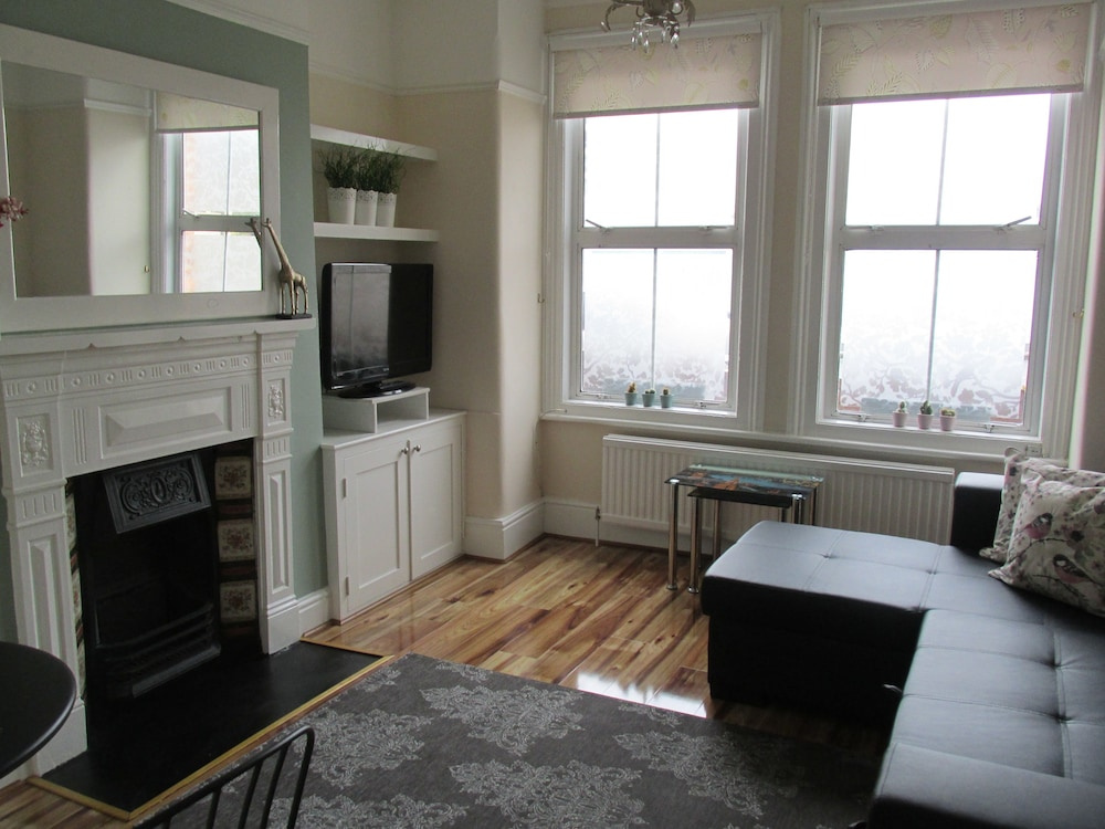 The Quiet & Cosy Fulham Reach Crib
