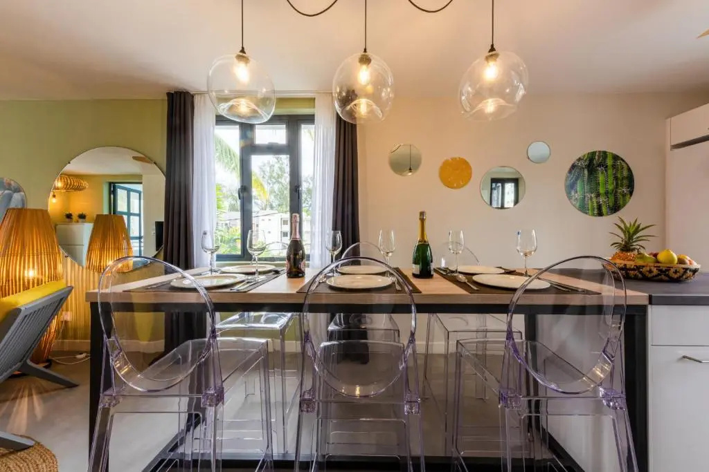 Les Cerisiers Beach Residence, Cosy and Modern 3 bedroom apartment located 50 metres from the beach and from all amenities and restaurants on the coastal road