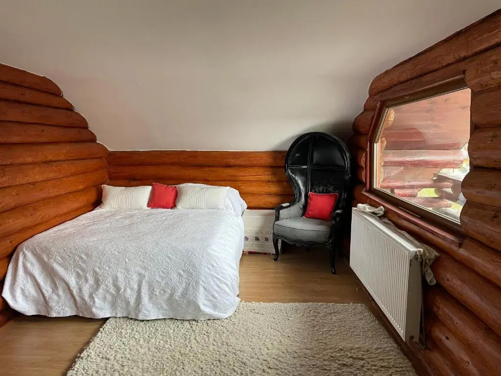 3 Bed Chalet Sleeps 8 -Fireplace & Enclosed Garden