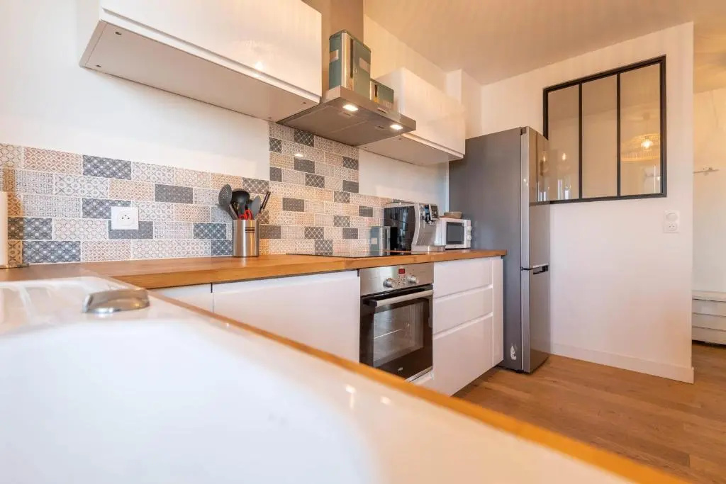 Spacious T3 apartment with a balcony near the old town