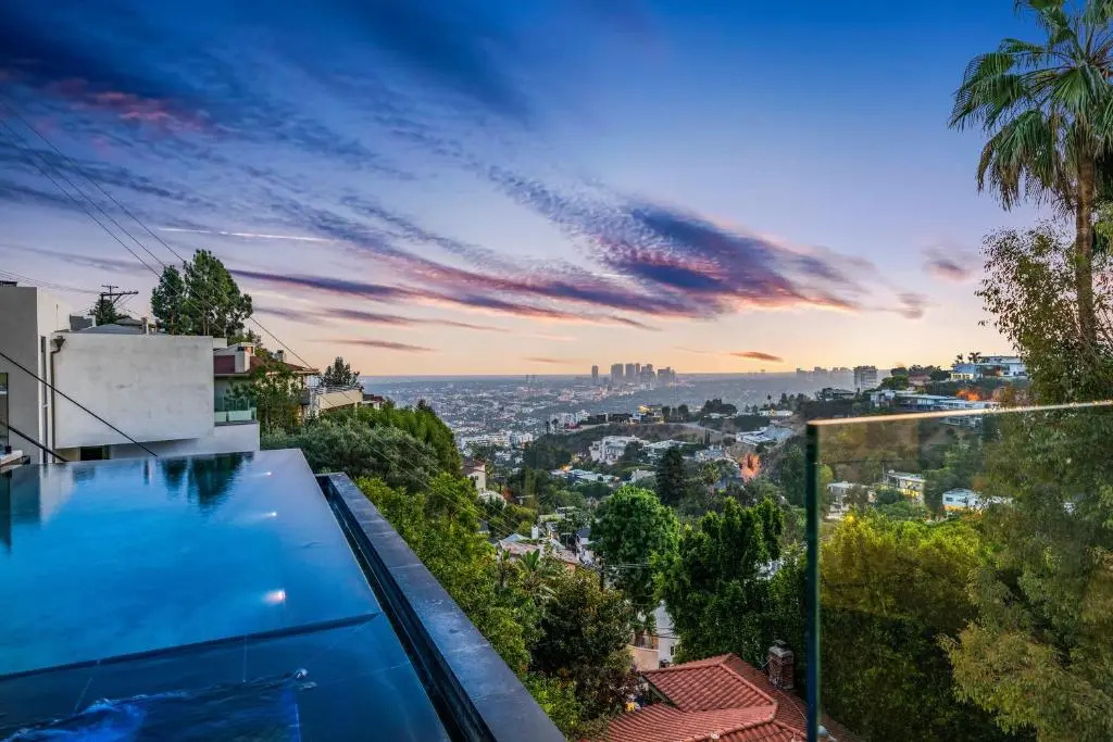 Modern Smart Home With Spectacular Views
