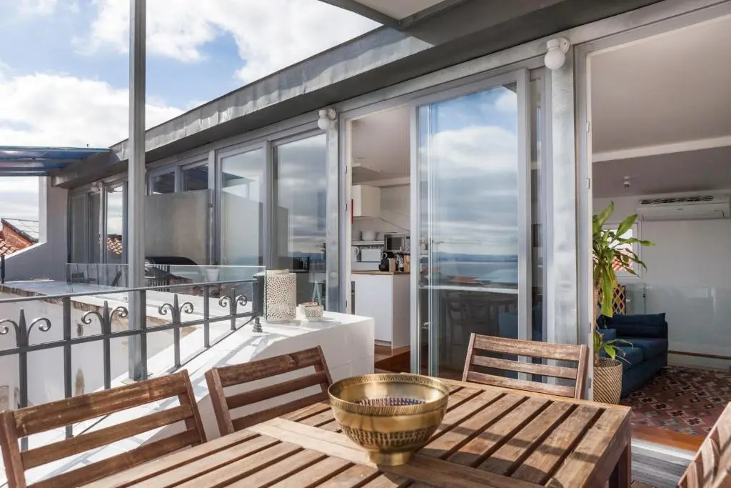 Amazing Rooftop Terrace With River And Historic City View 4 Bedrooms 4 bathrooms AC 19th Century Building Chiado