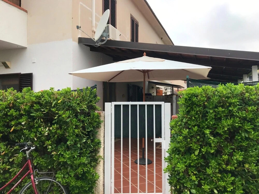 House With 2 Bedrooms in Villaggio del Golfo, With Wonderful sea View and Enclosed Garden - 100 m From the Beach