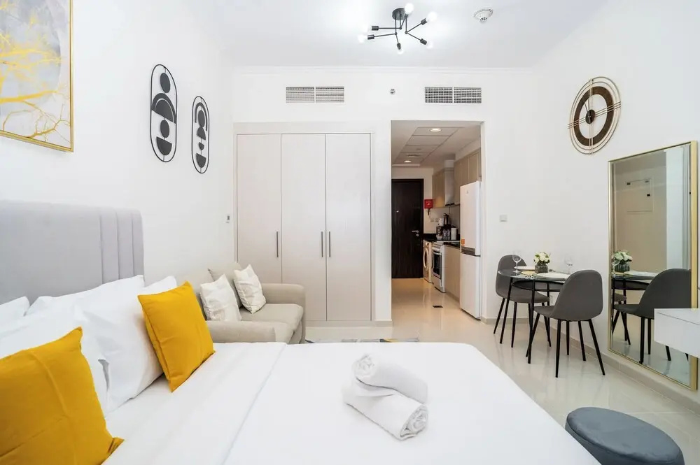 Tanin - Sleek Studio Offering Unobstructed City Views