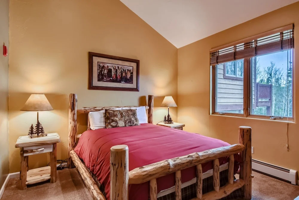 42 Burgundy 4br 3.5ba 4 Bedroom Townhouse by RedAwning