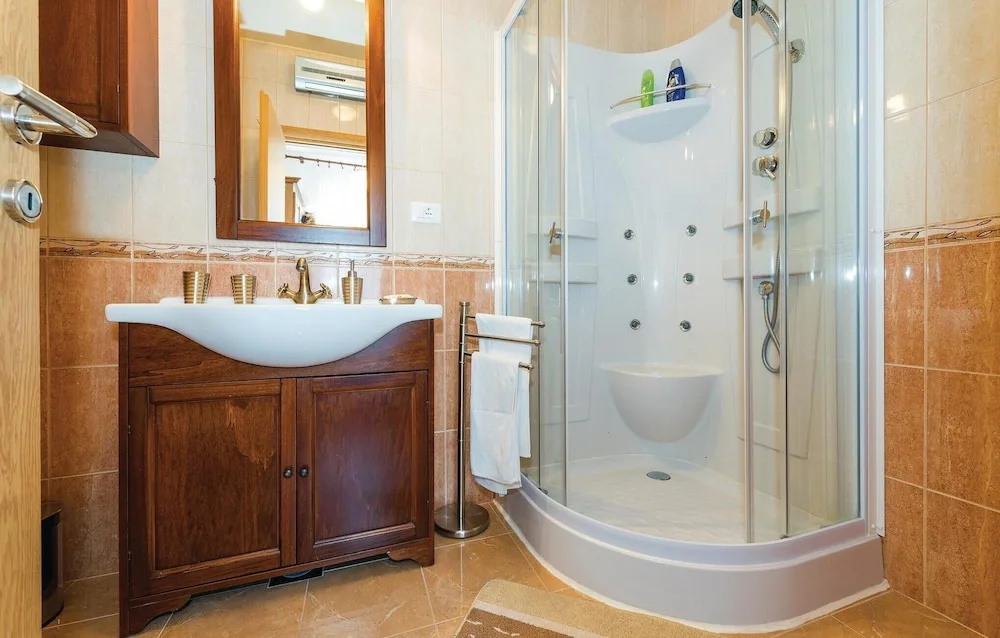 Four-Bedroom Holiday Home In Brodarica