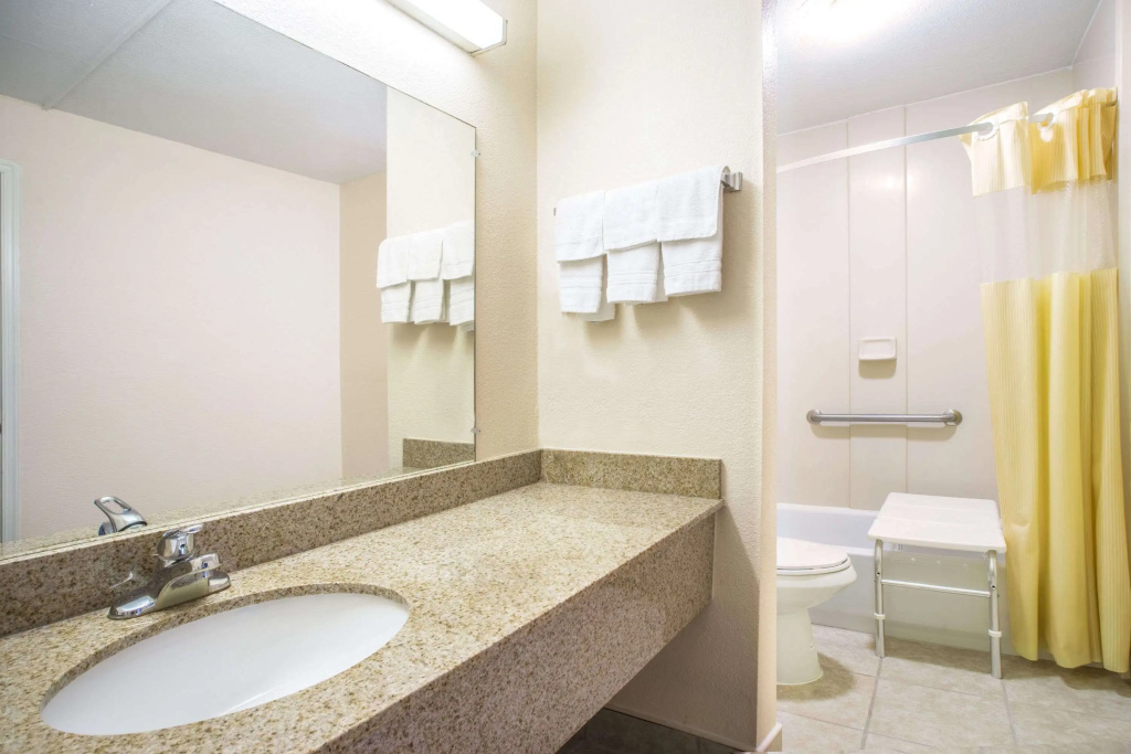 Days Inn by Wyndham Roanoke Hollins Near I-81