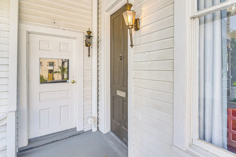 Golden-age Galveston Getaway - Walk to The Strand!