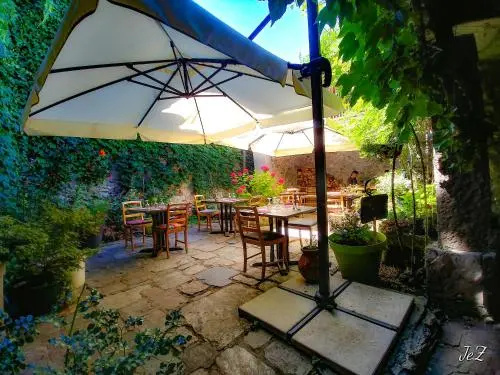 Les tables de la fontaine