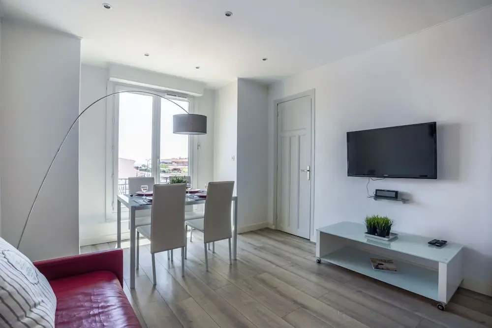 One BDRM large flat central A/C-Congress/Beaches by Weekome