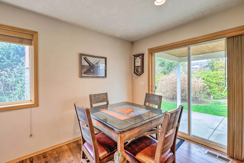 Hammond Home 2 Blocks to Marina & Columbia River!