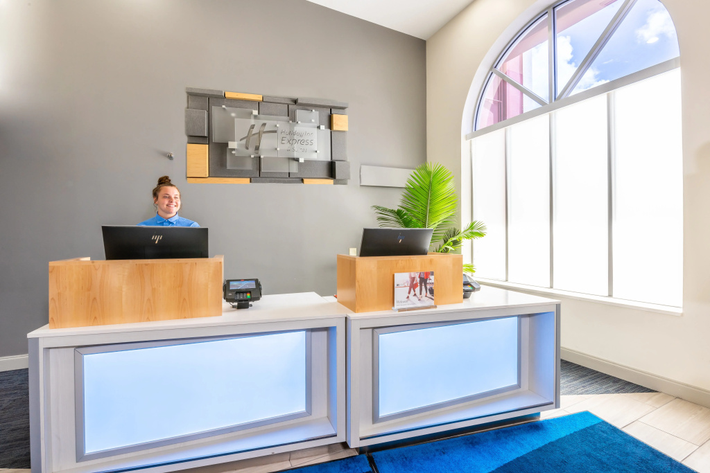 Holiday Inn Express Hotel & Suites Bradenton West by IHG