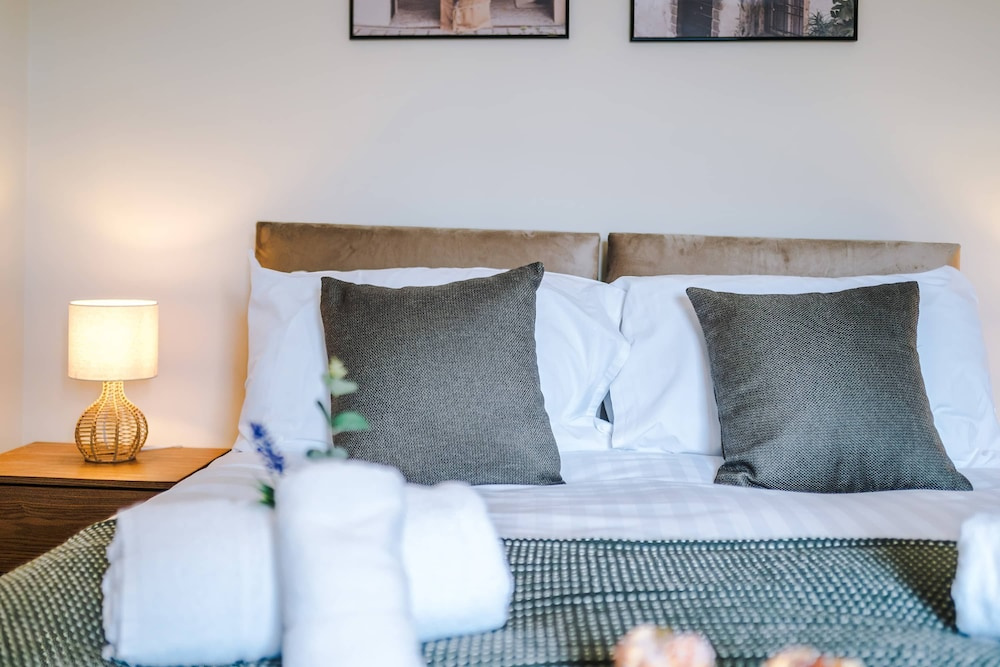 Spacious Home Ideal for Professionals Sleeps 8